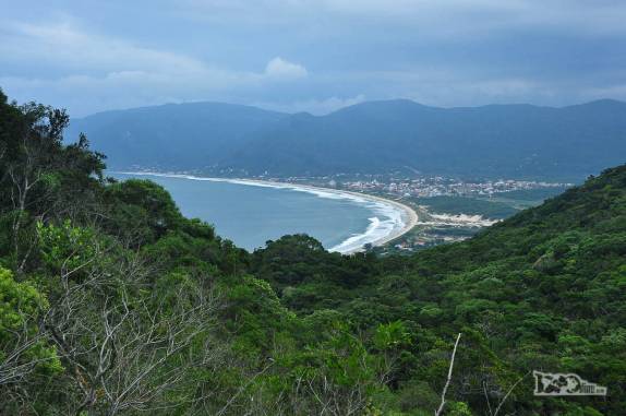 A primeira visão da praia do Pântano do Sul, na costa sul de Florianópolis, em Santa Catarina